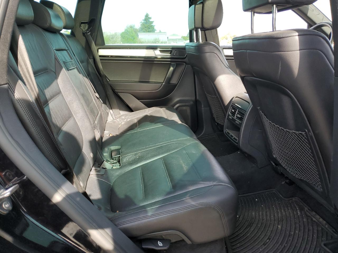 2017 Volkswagen Touareg - Image 11