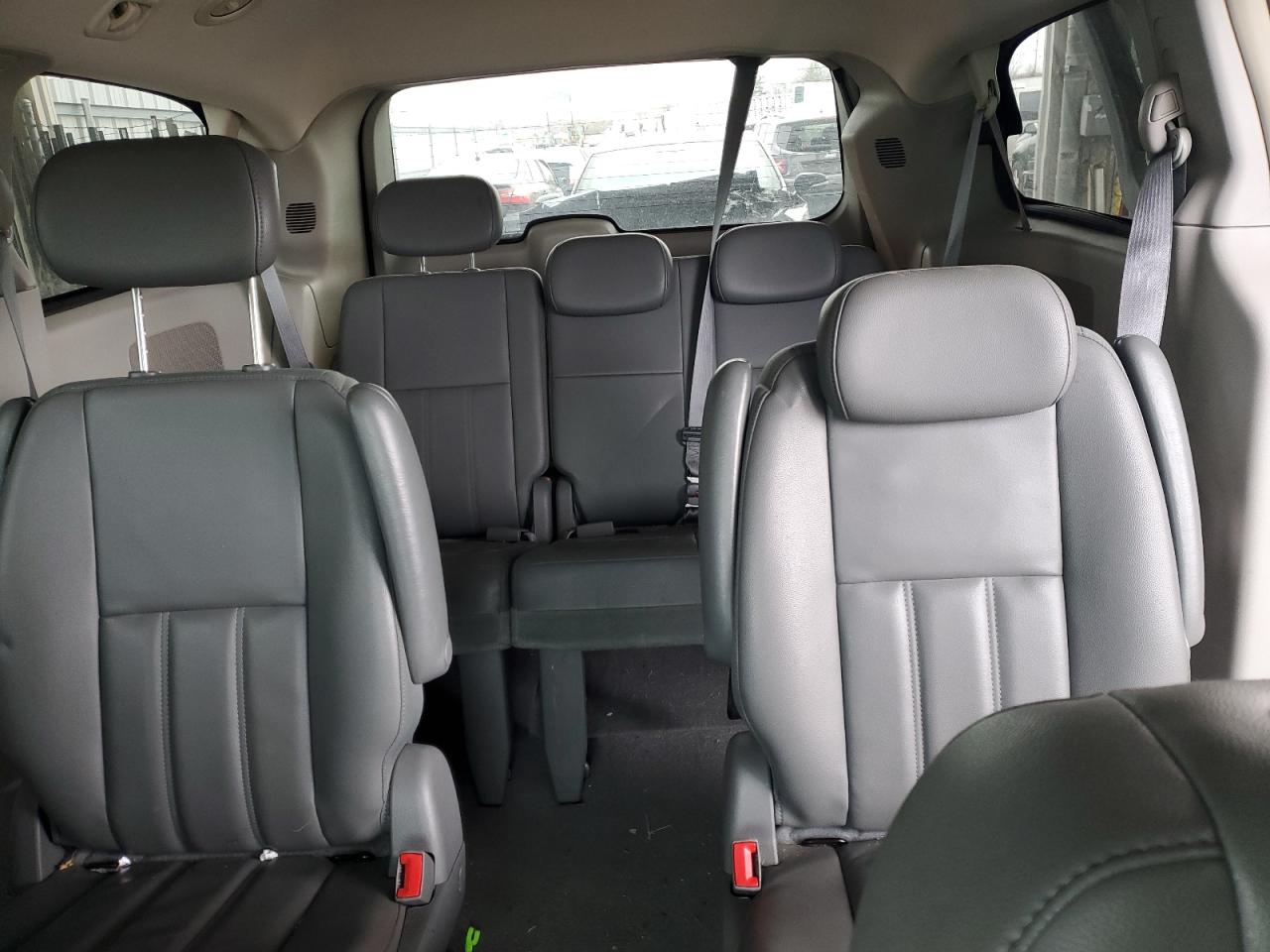 2010 Dodge Caravan - Image 10