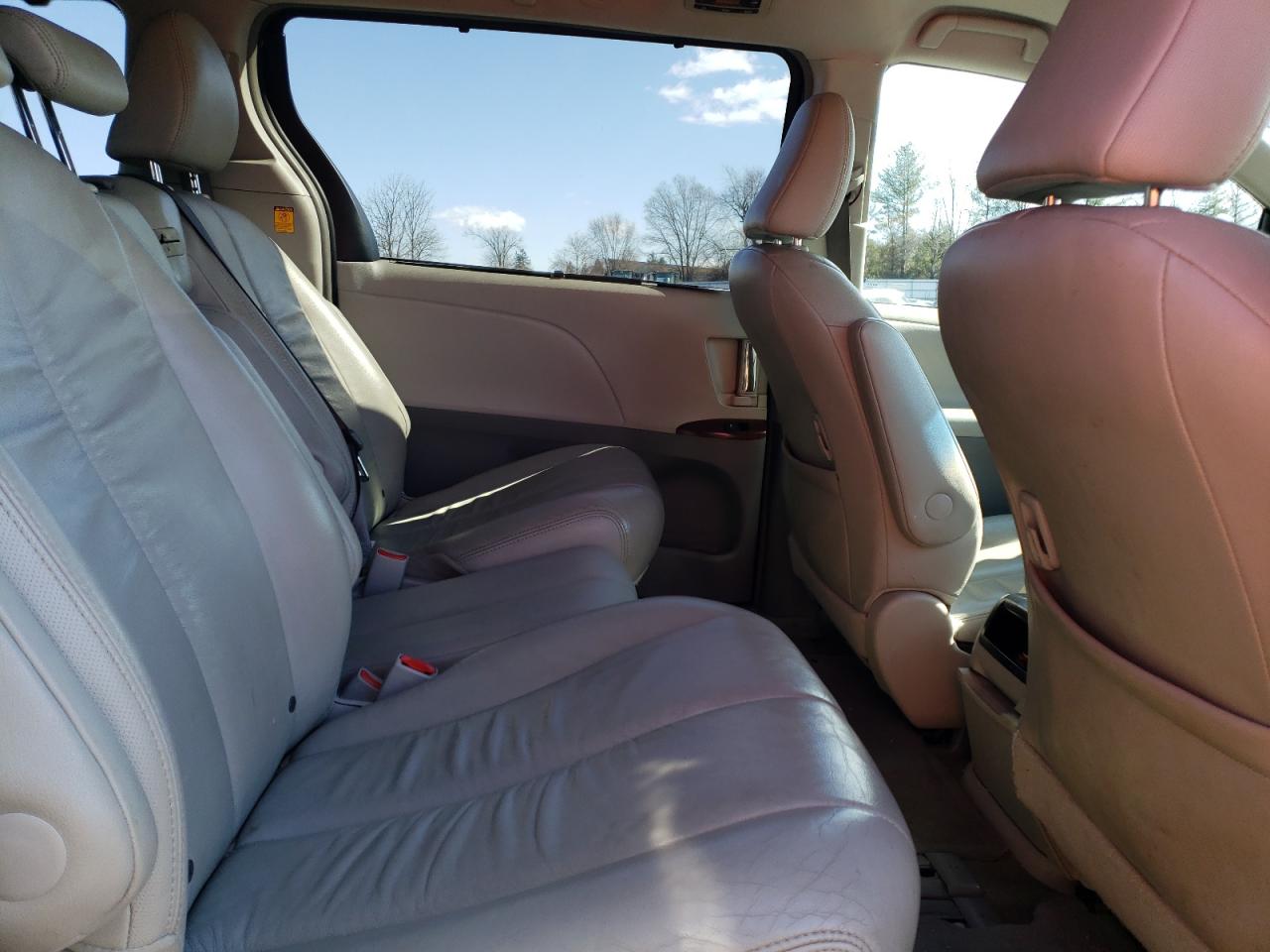 2012 Toyota Sienna - Image 11