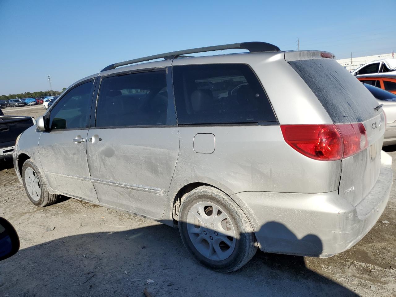 2006 Toyota Sienna - Image 2