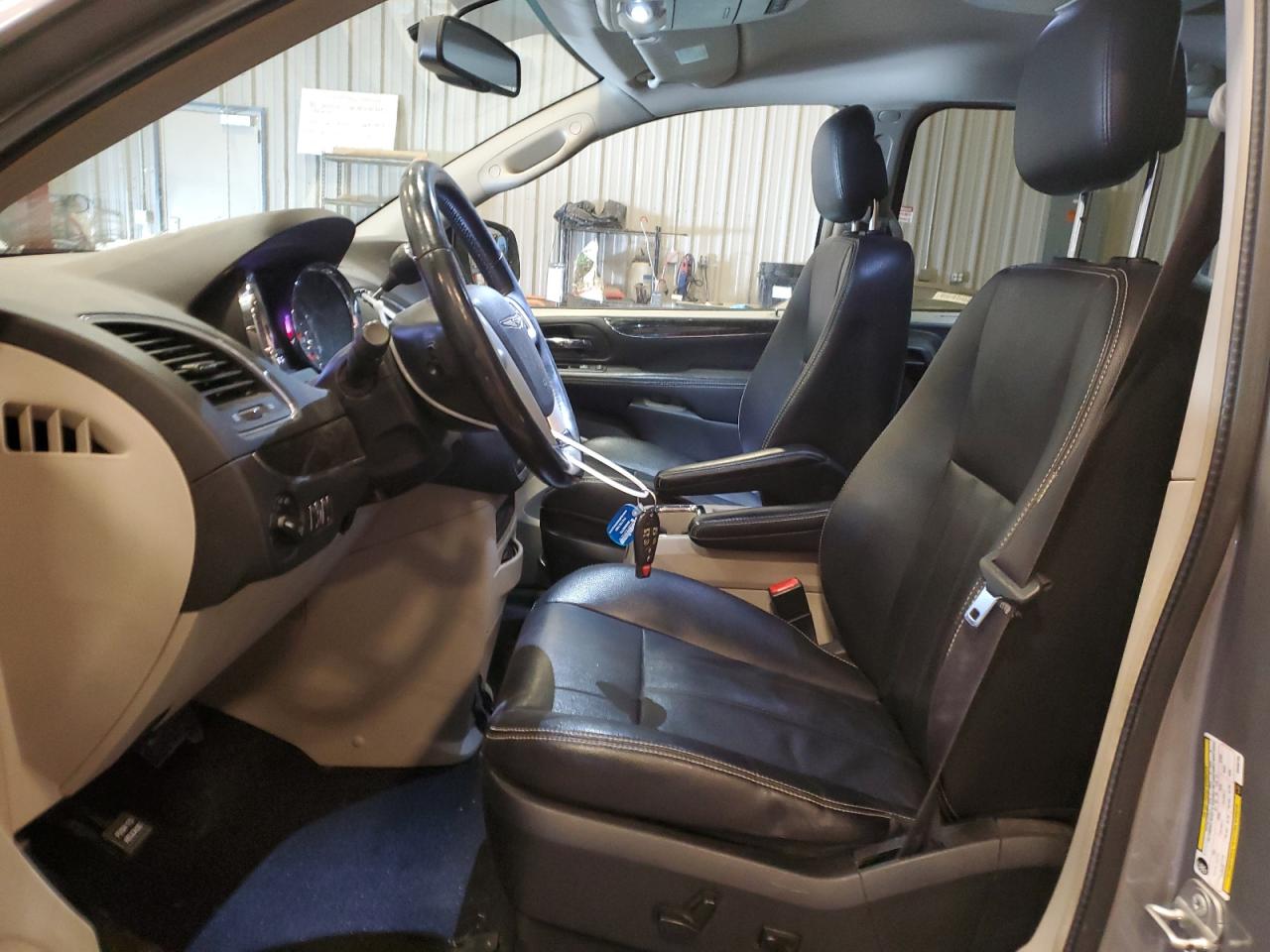 2014 Chrysler Town & Country - Image 7