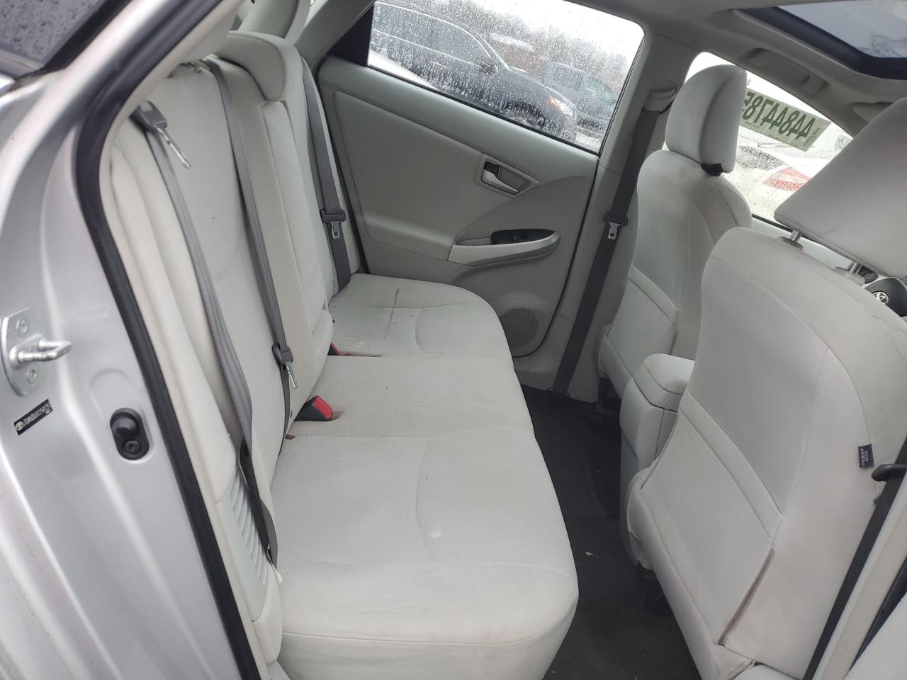 2012 Toyota Prius - Image 10