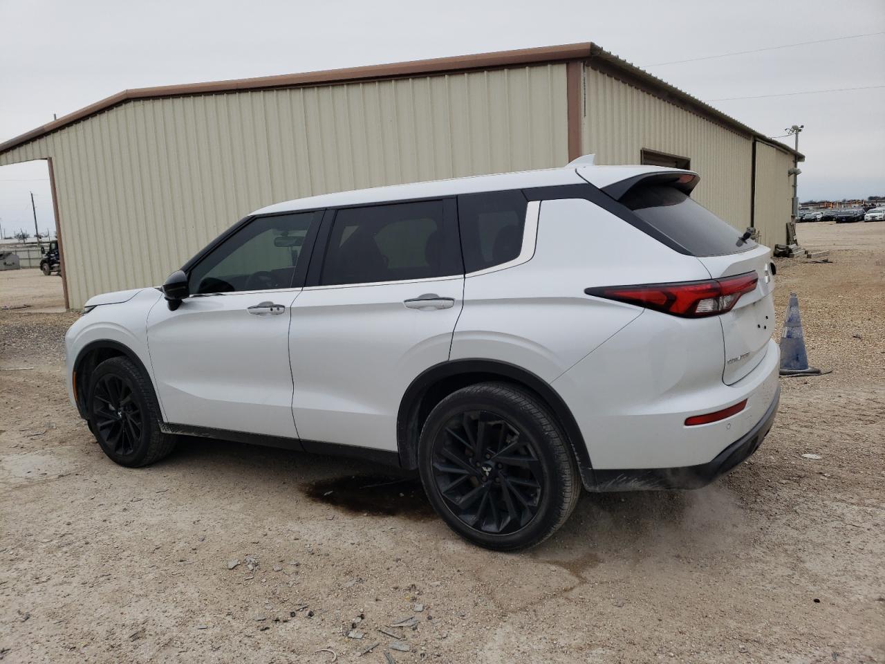 2024 Mitsubishi Outlander - Image 2