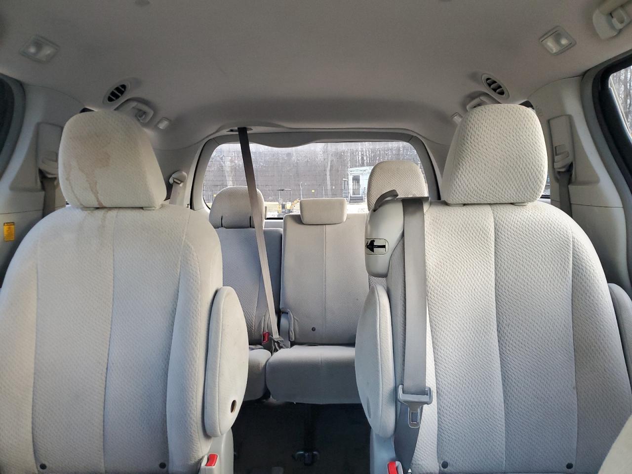 2013 Toyota Sienna - Image 10