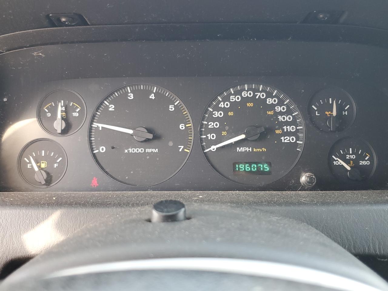2004 Jeep Grand Cherokee - Image 9