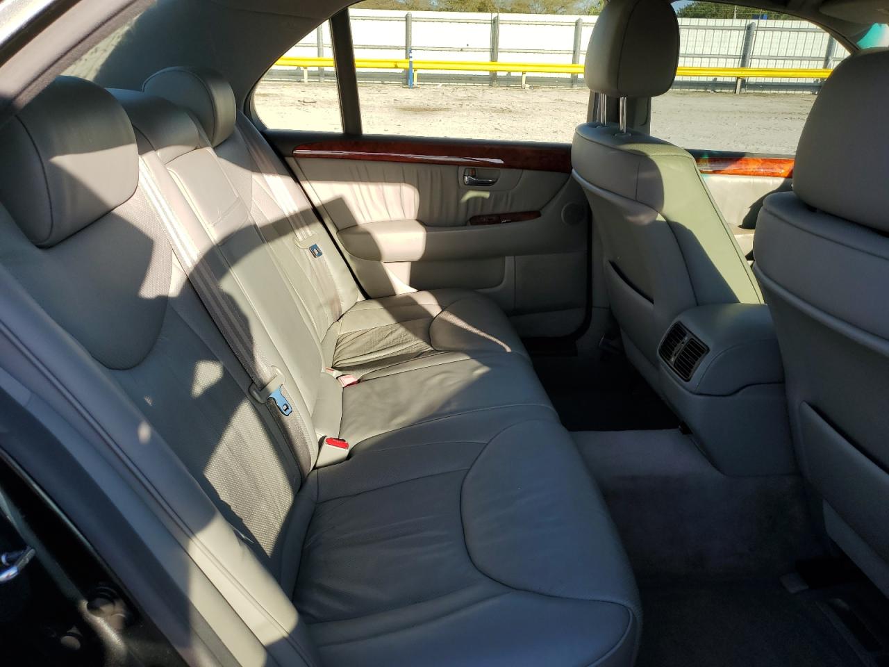 2004 Lexus LS - Image 10