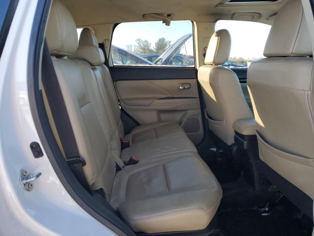 2015 Mitsubishi Outlander - Image 11