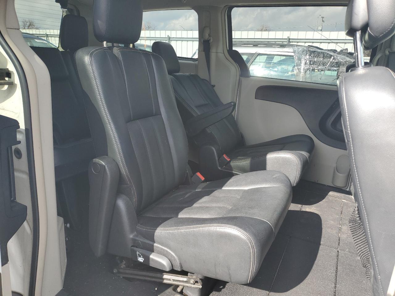 2012 Chrysler Town & Country - Image 11