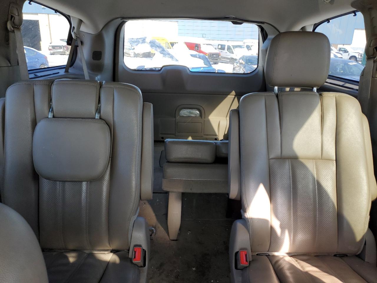 2013 Chrysler Town & Country - Image 10