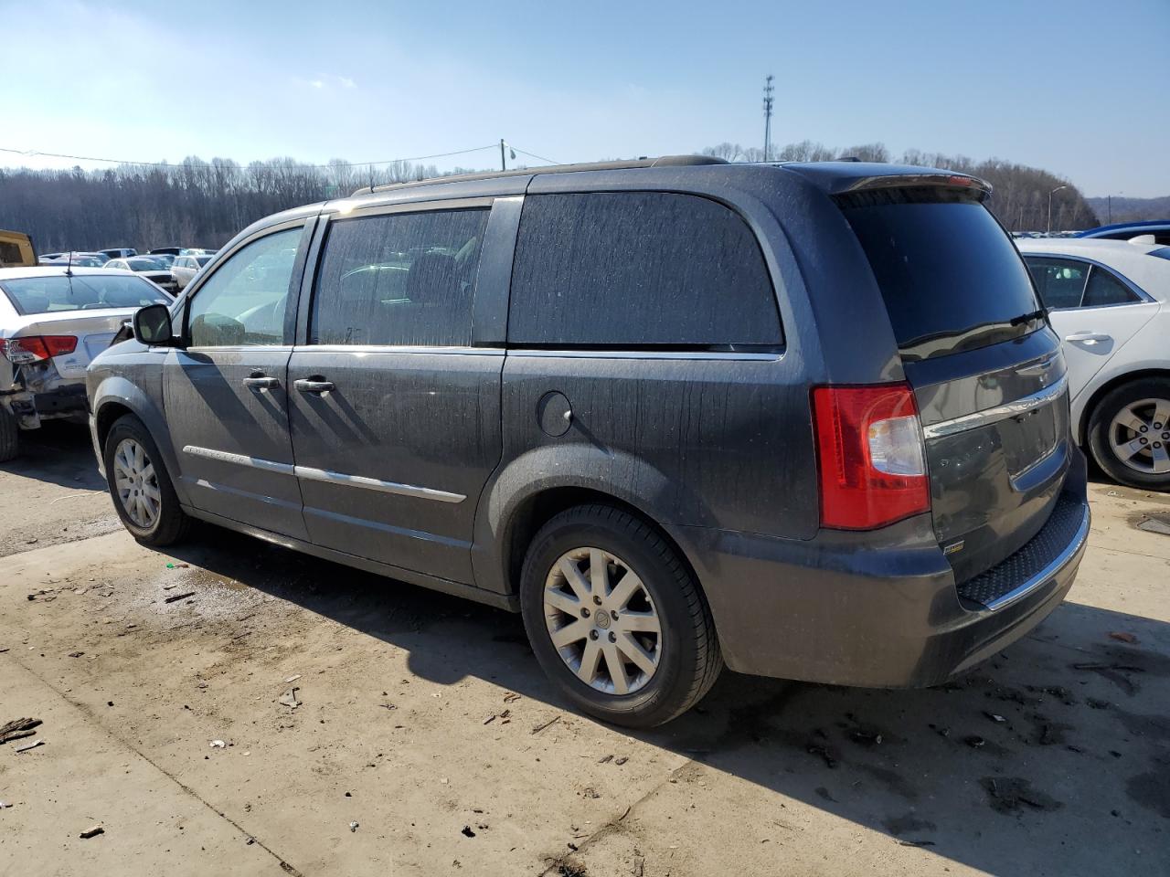 2016 Chrysler Town & Country - Image 2