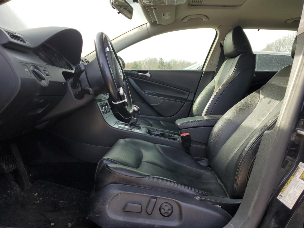 2010 Volkswagen Passat - Image 7
