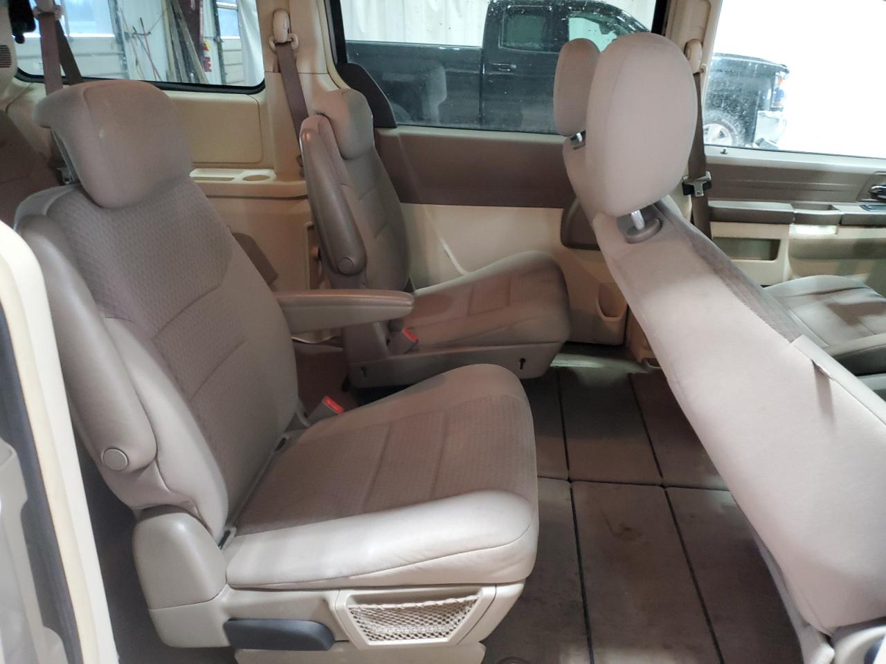 2009 Chrysler Town & Country - Image 11