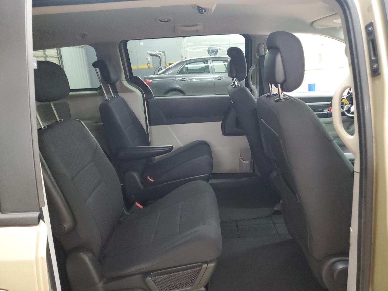 2010 Dodge Caravan - Image 11