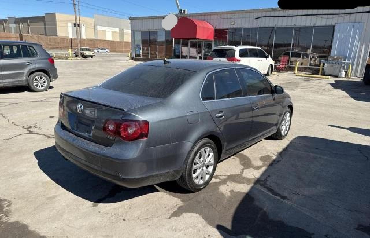 2010 Volkswagen Jetta - Image 4
