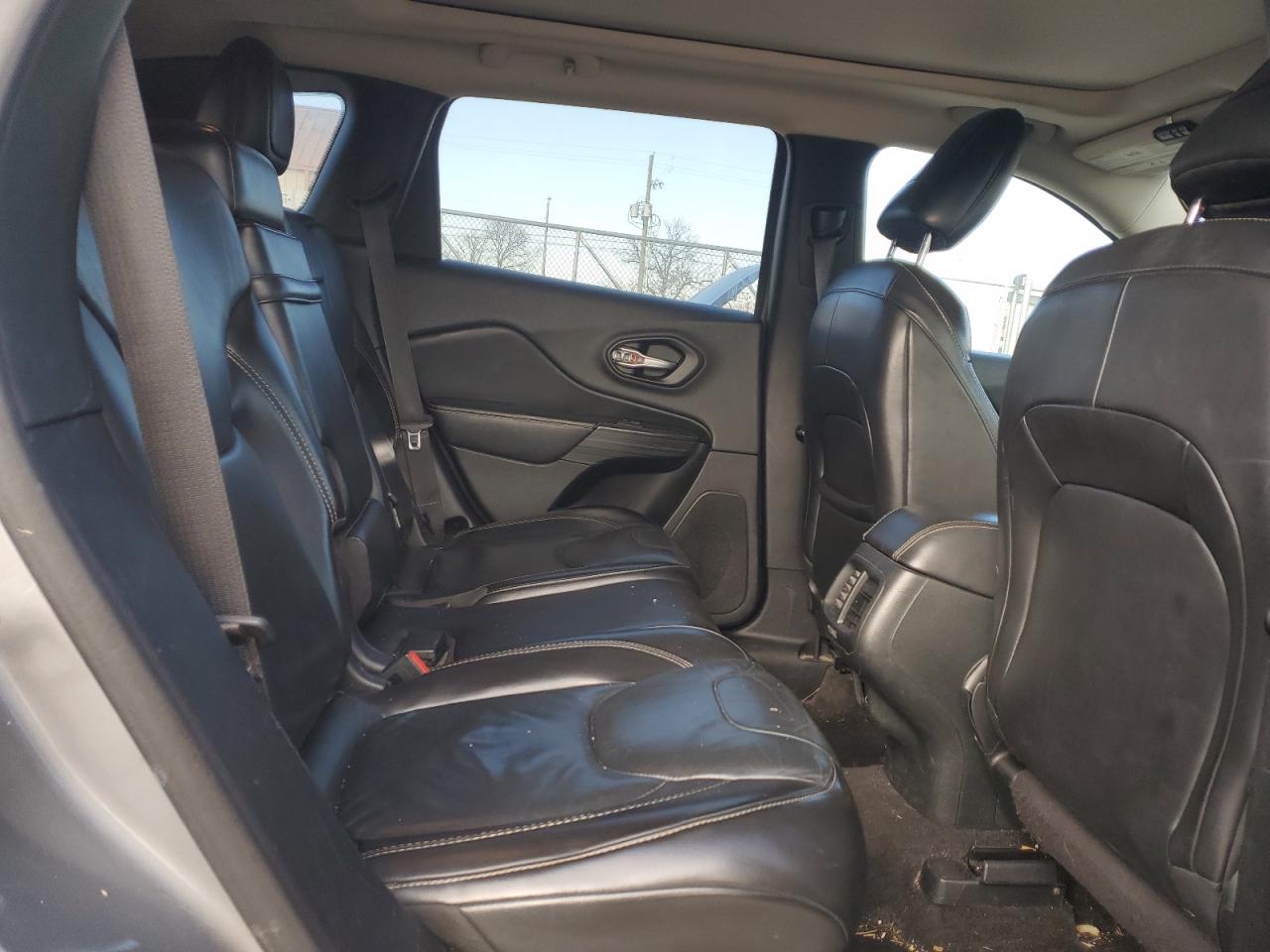 2015 Jeep Grand Cherokee - Image 11