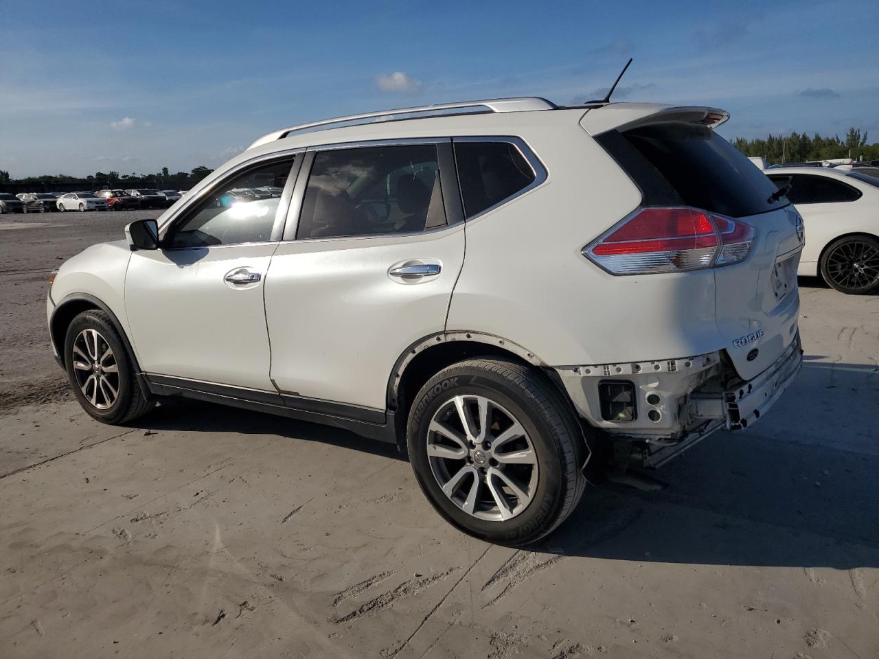 2015 Nissan Rogue - Image 2