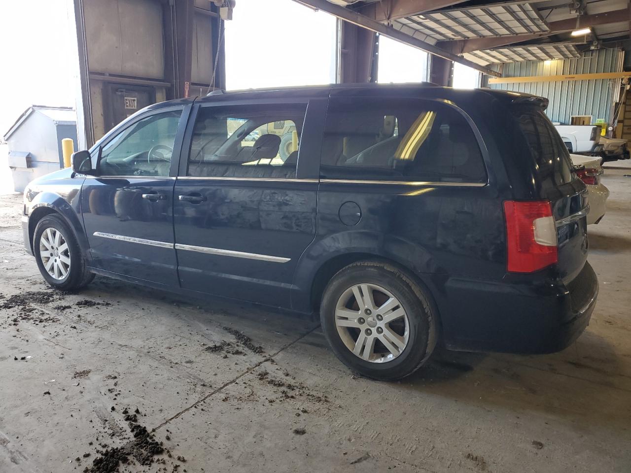 2016 Chrysler Town & Country - Image 2