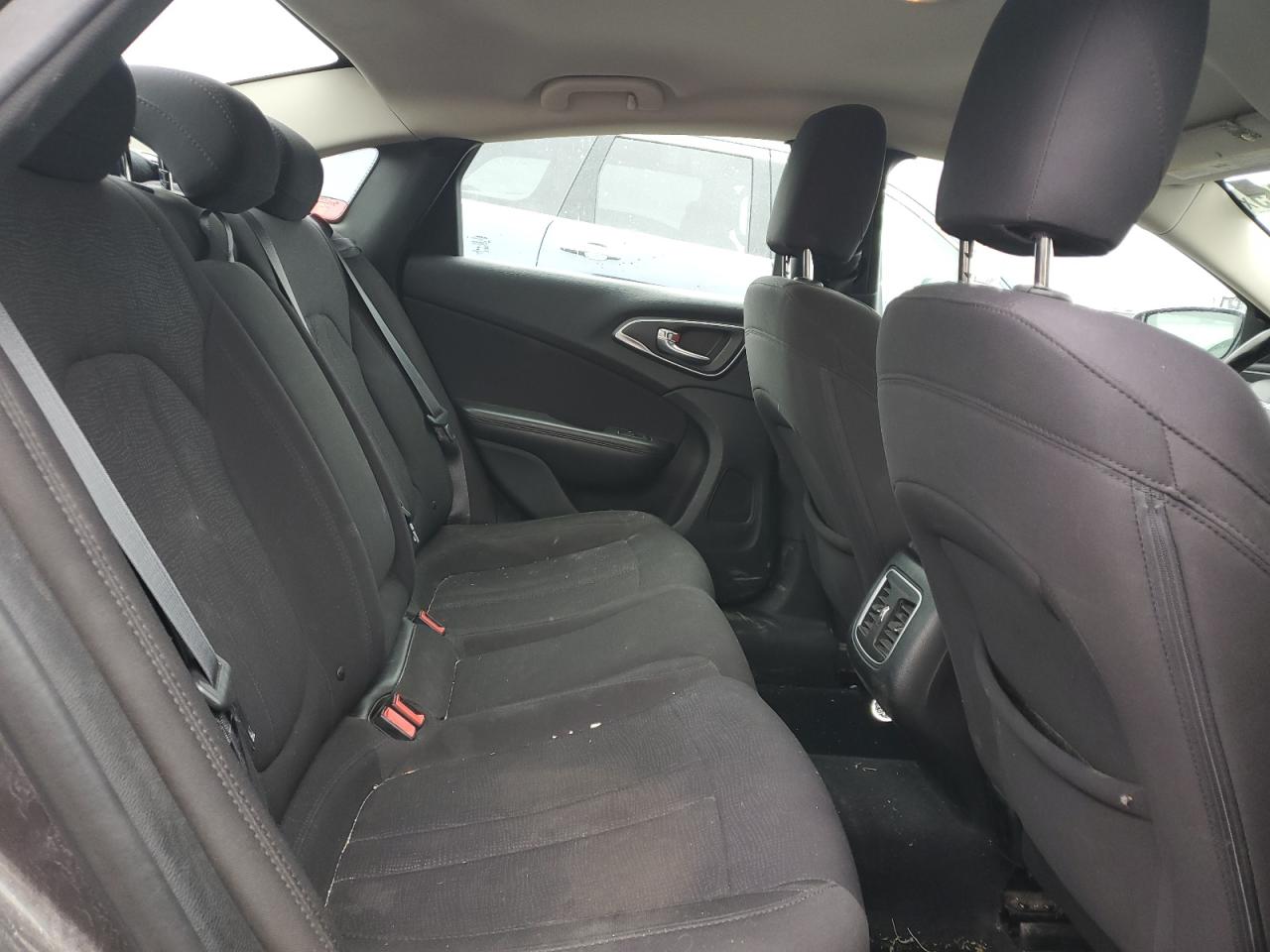 2015 Chrysler 200 - Image 10