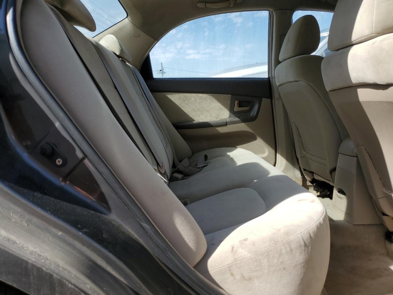 2005 Kia Spectra - Image 10