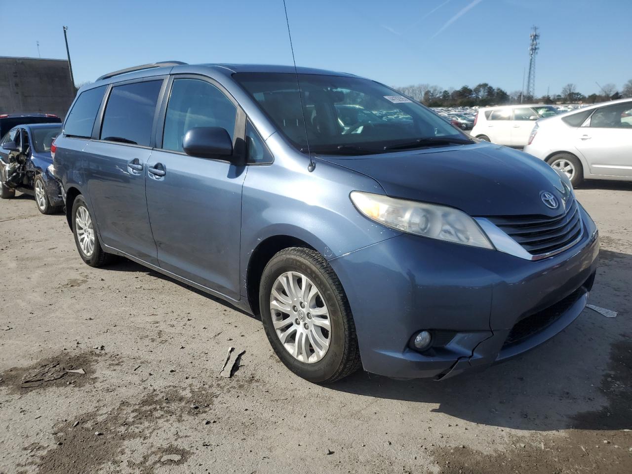 2013 Toyota Sienna - Image 4