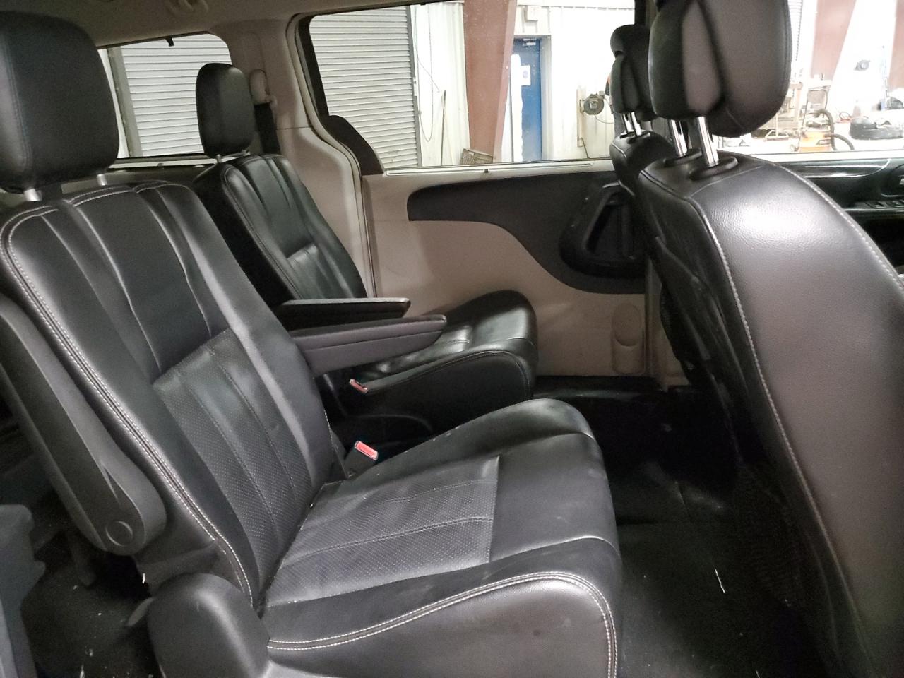 2014 Chrysler Town & Country - Image 11