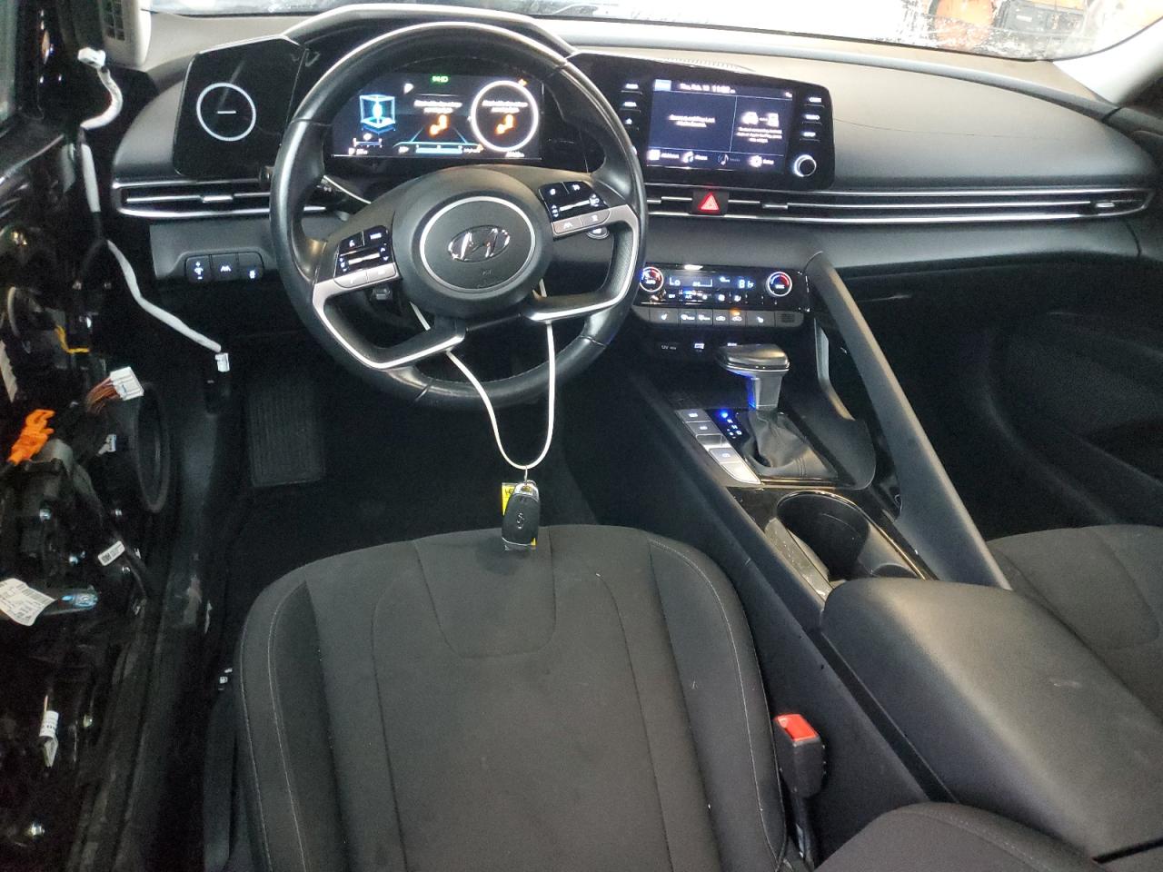2022 Hyundai Elantra - Image 8