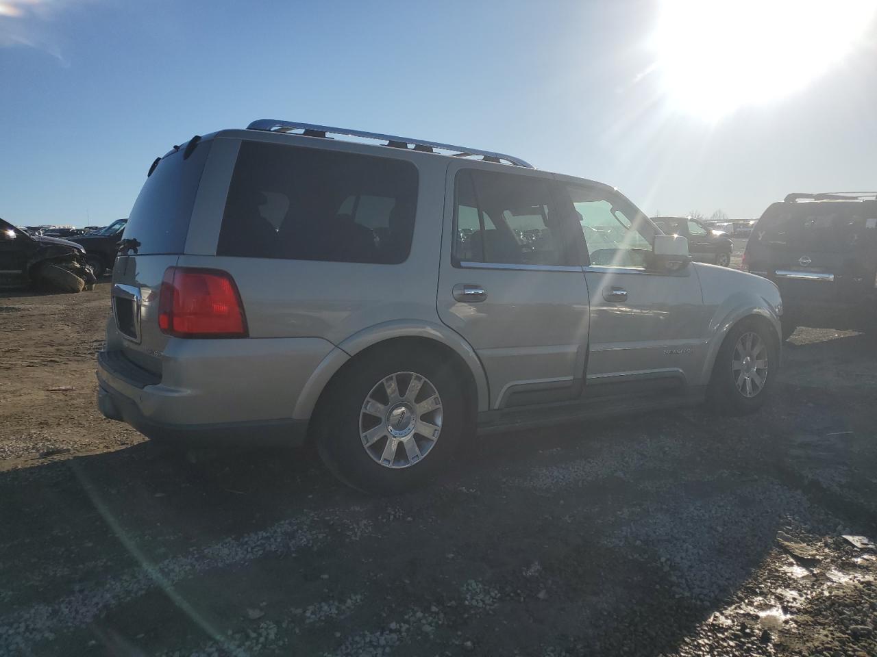 2004 Lincoln Navigator - Image 3