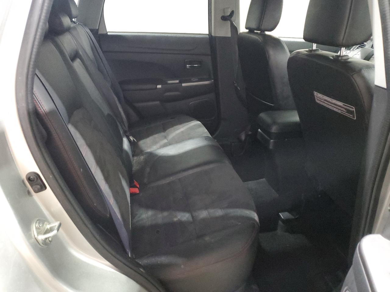 2018 Mitsubishi Outlander - Image 11