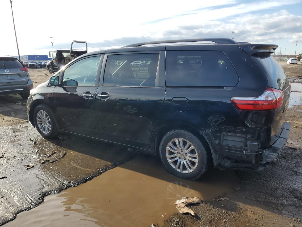 2016 Toyota Sienna - Image 2