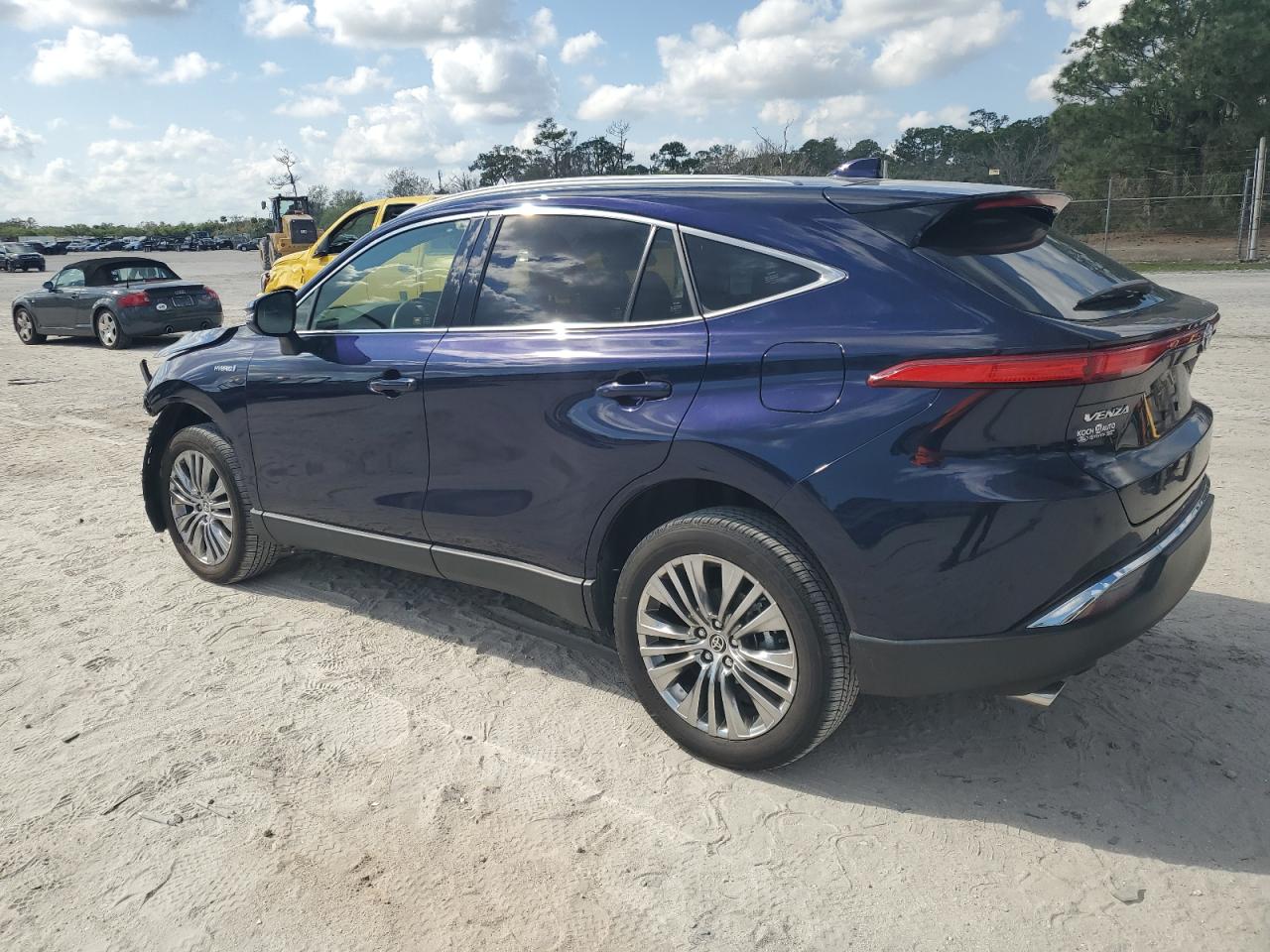 2021 Toyota Venza - Image 2