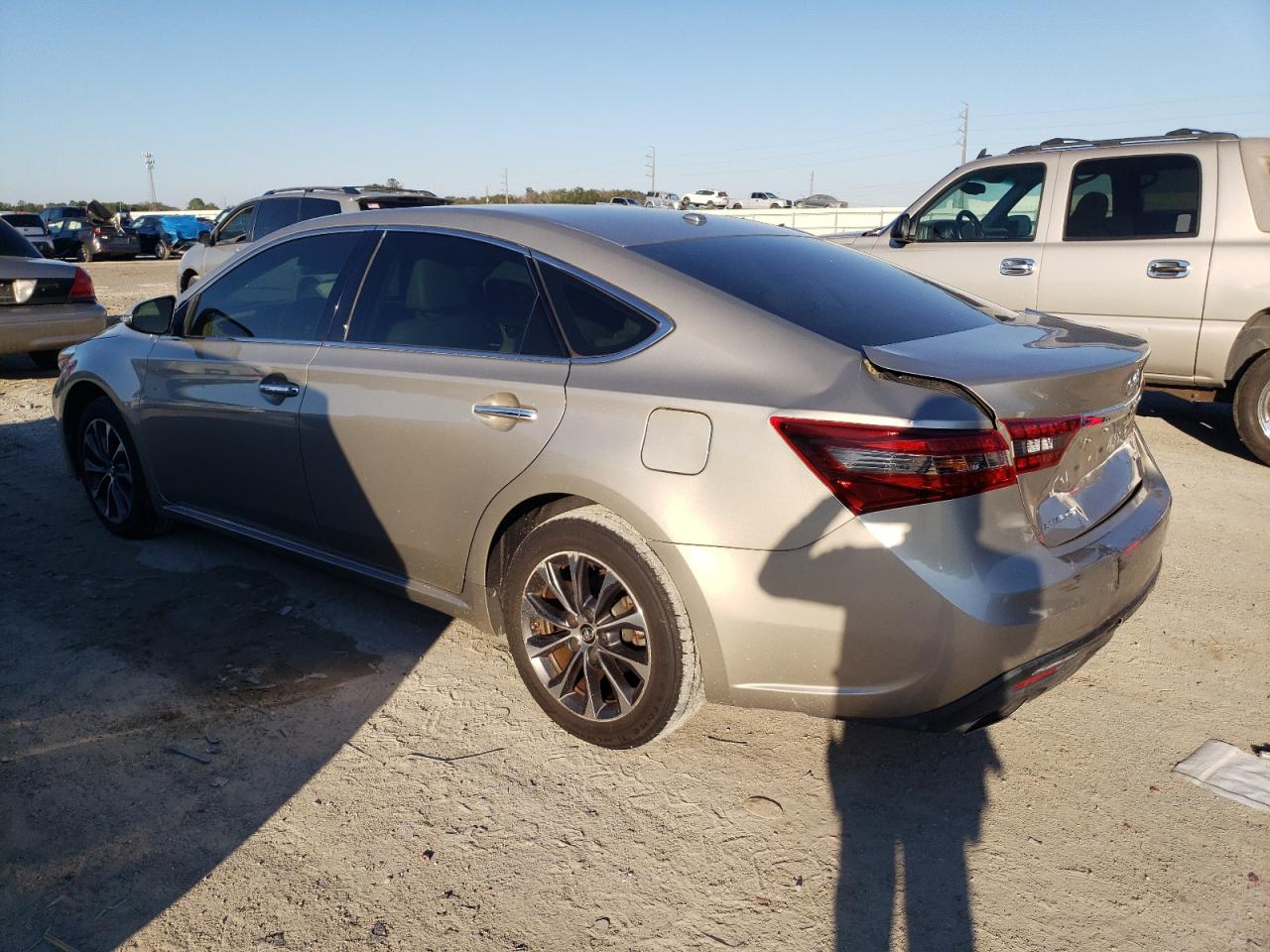 2016 Toyota Avalon - Image 2
