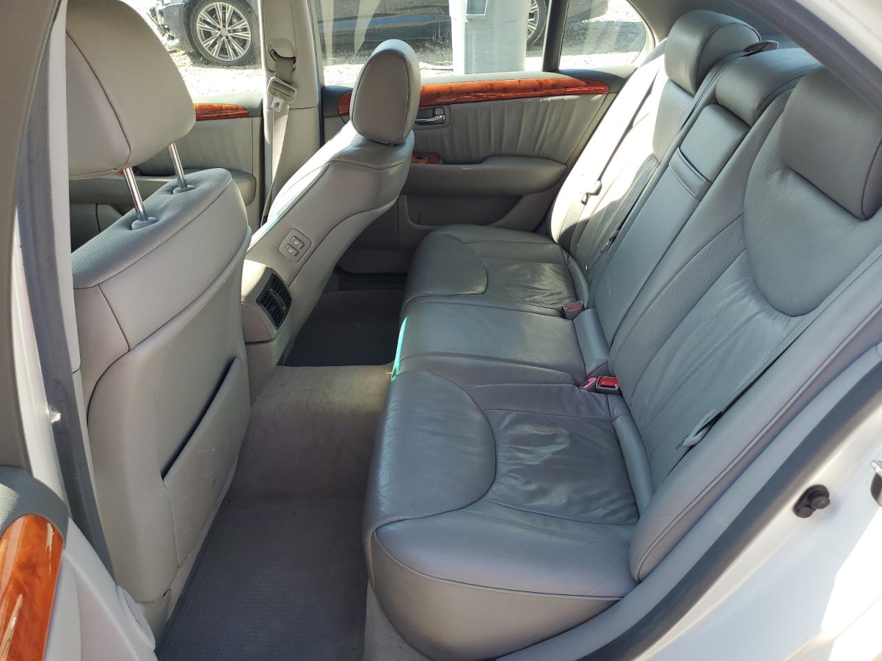 2005 Lexus LS - Image 10