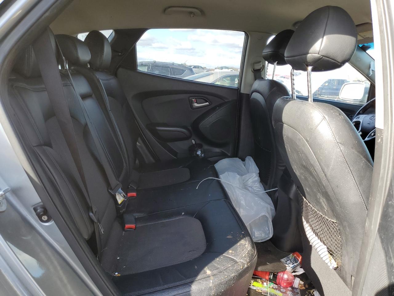 2010 Hyundai Tucson - Image 12