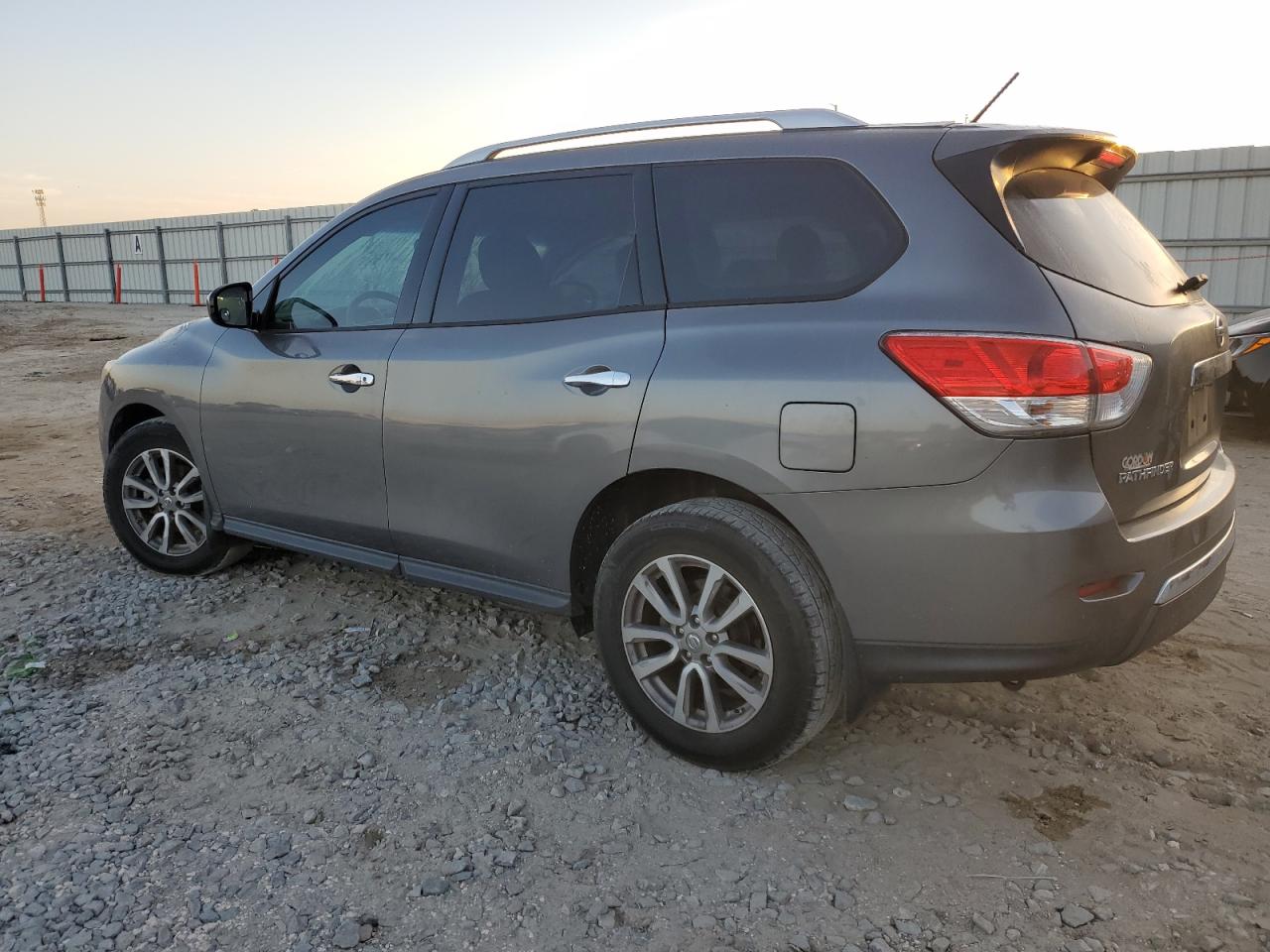 2015 Nissan Pathfinder - Image 2