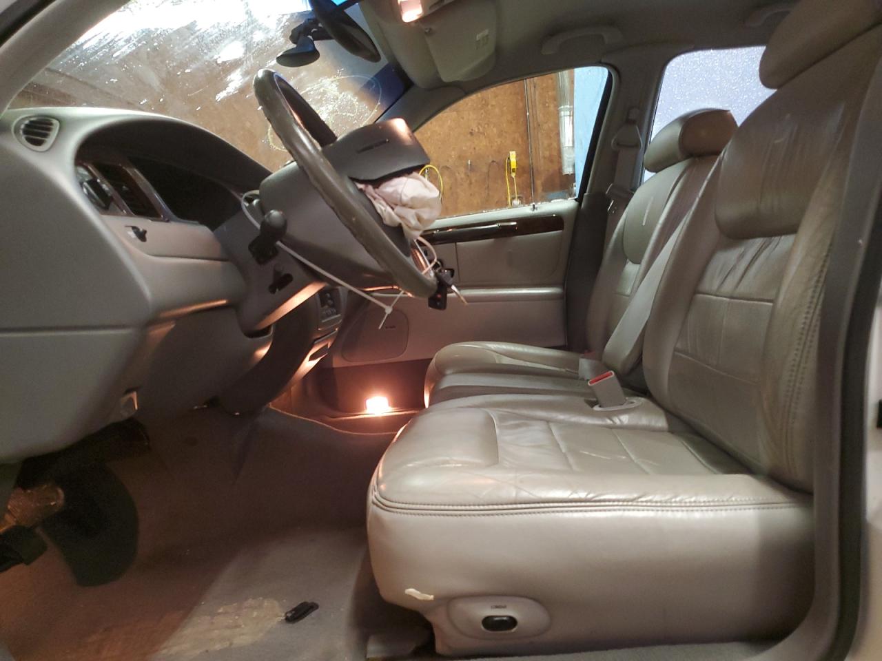 1998 Lincoln Town Car - Image 7