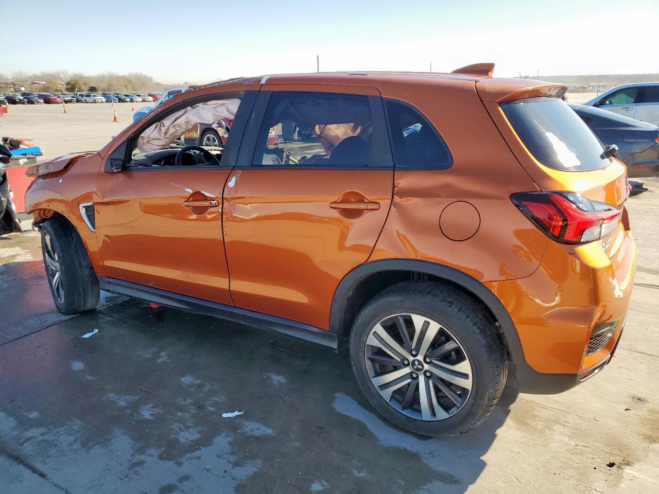 2020 Mitsubishi Outlander - Image 2