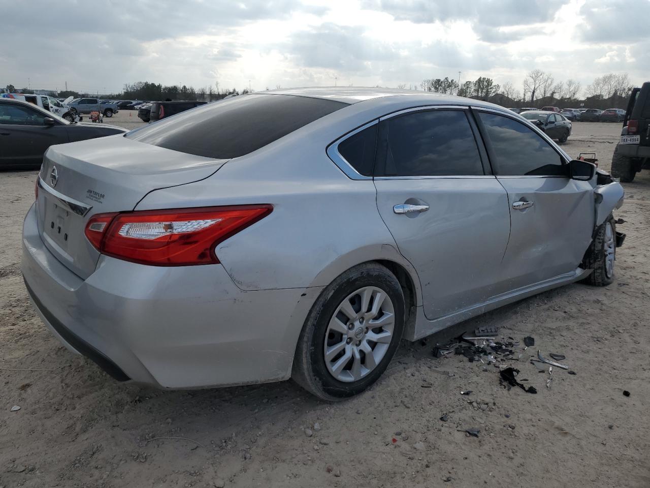 2016 Nissan Altima - Image 4