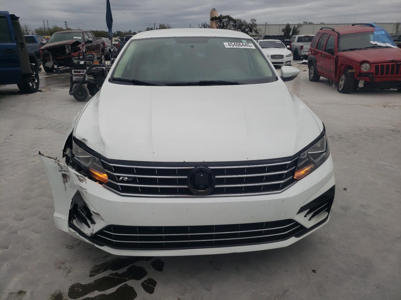 2017 Volkswagen Passat - Image 5