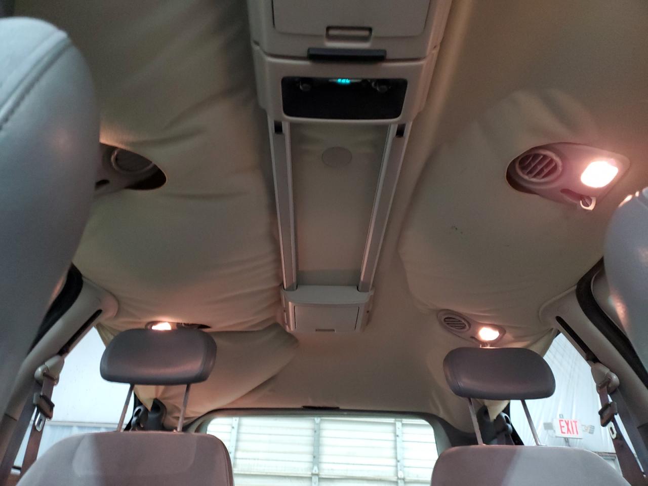 2007 Chrysler Town & Country - Image 10
