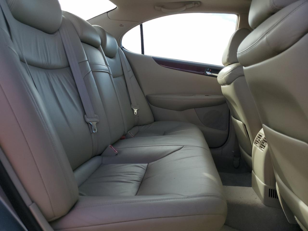 2003 Lexus ES - Image 10
