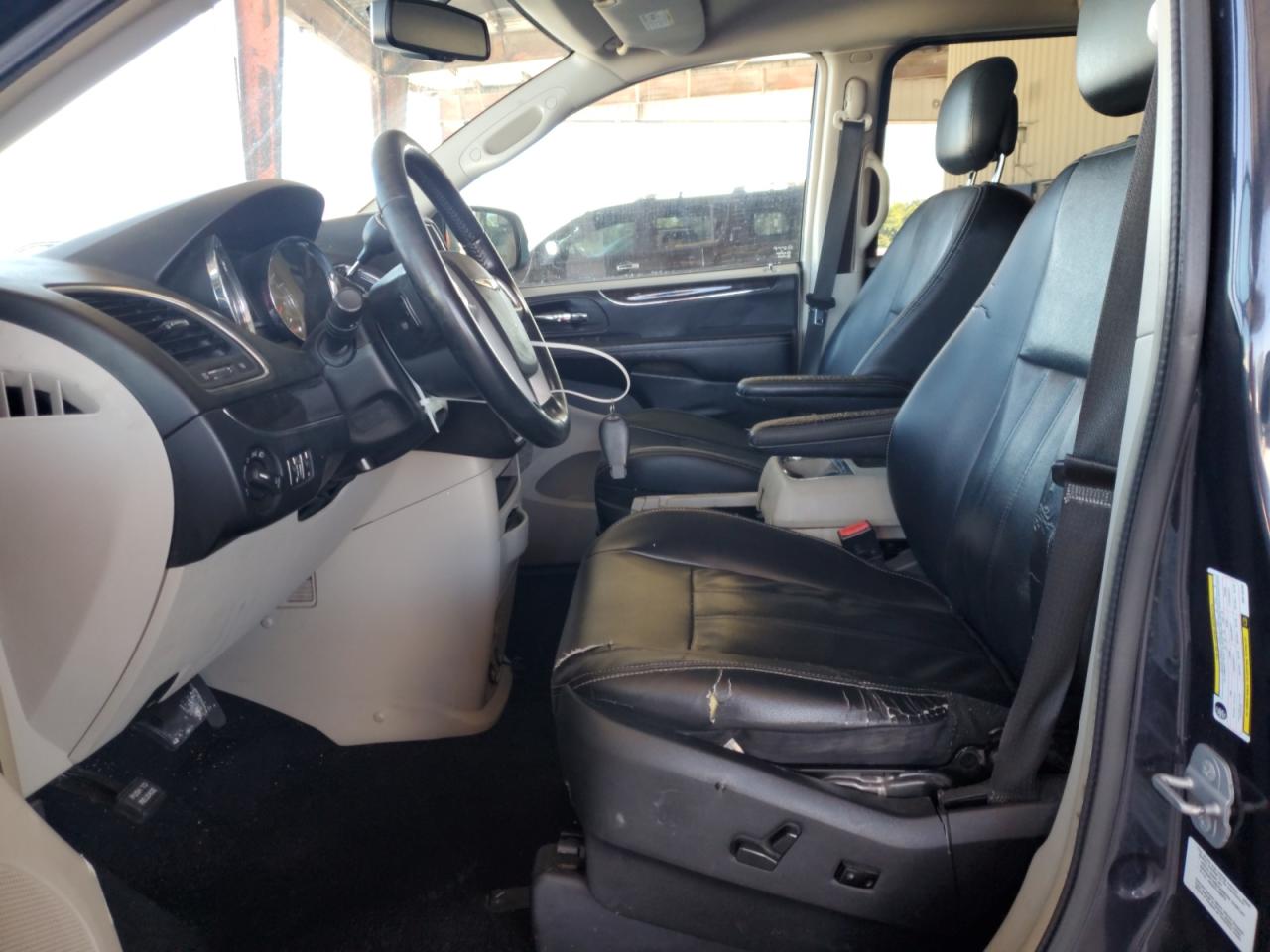 2014 Chrysler Town & Country - Image 7