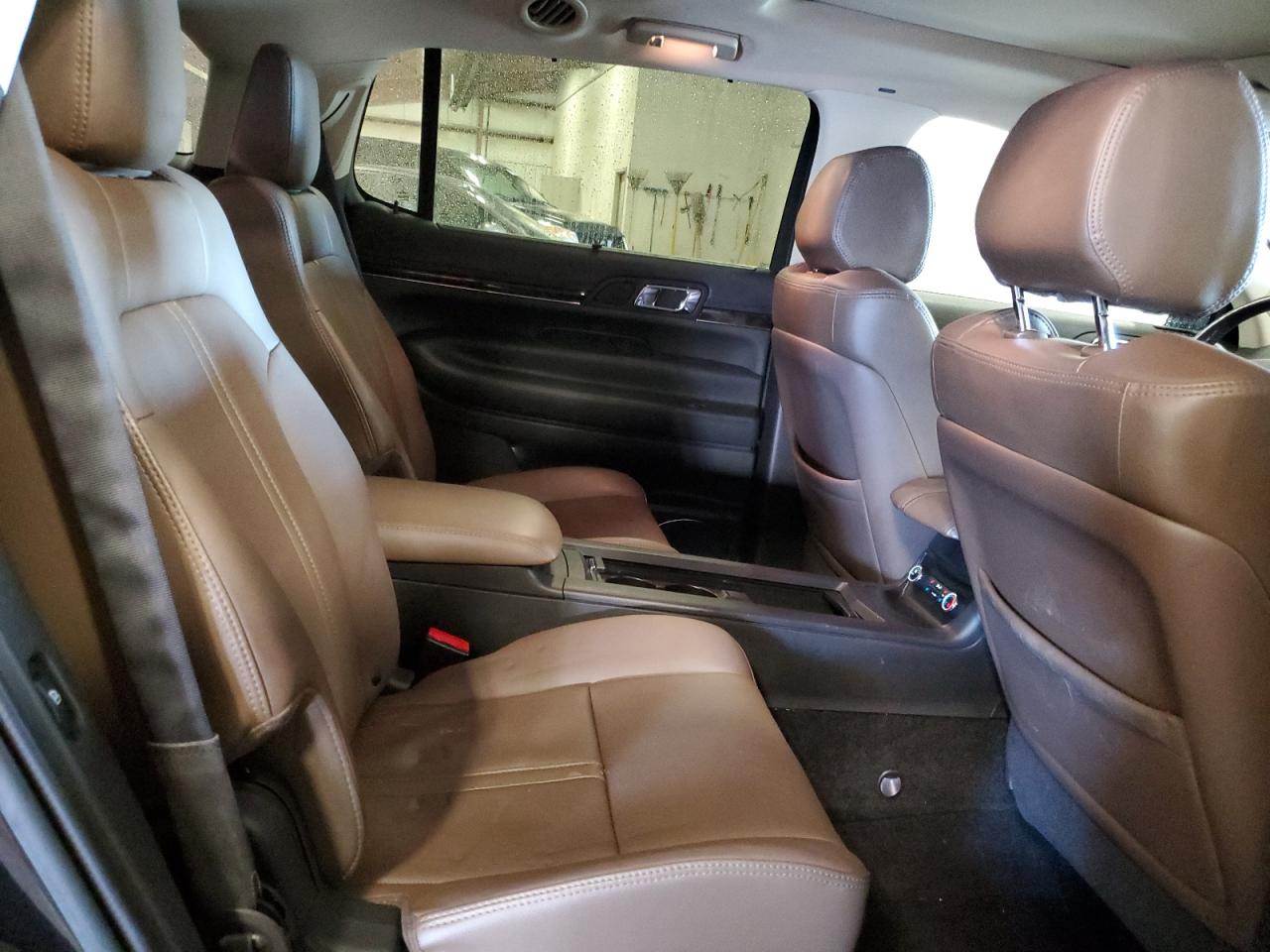2013 Lincoln MKT - Image 11