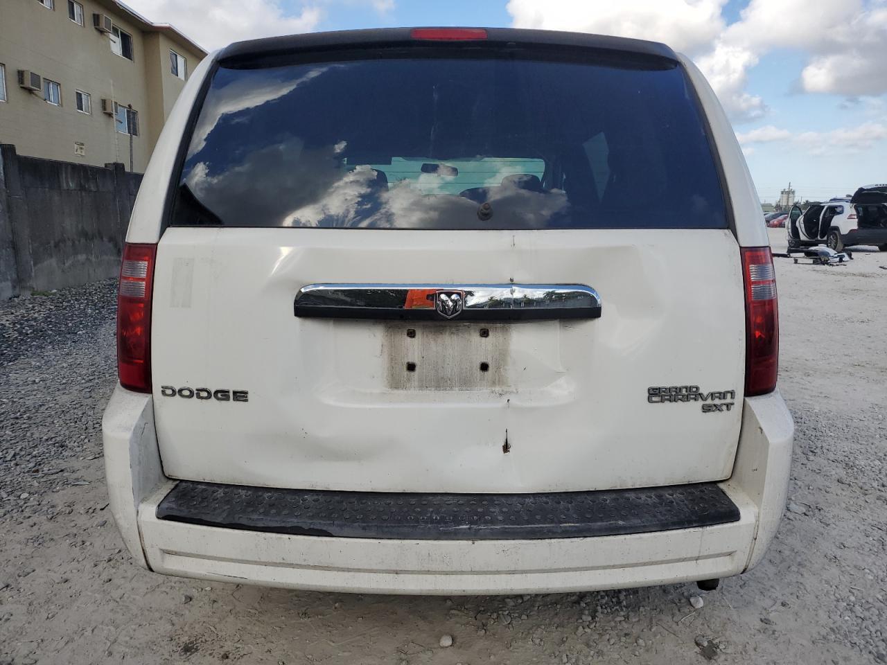2010 Dodge Caravan - Image 6