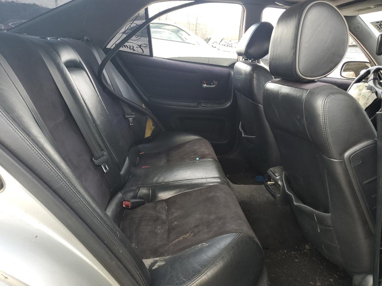 2002 Lexus IS - Image 10