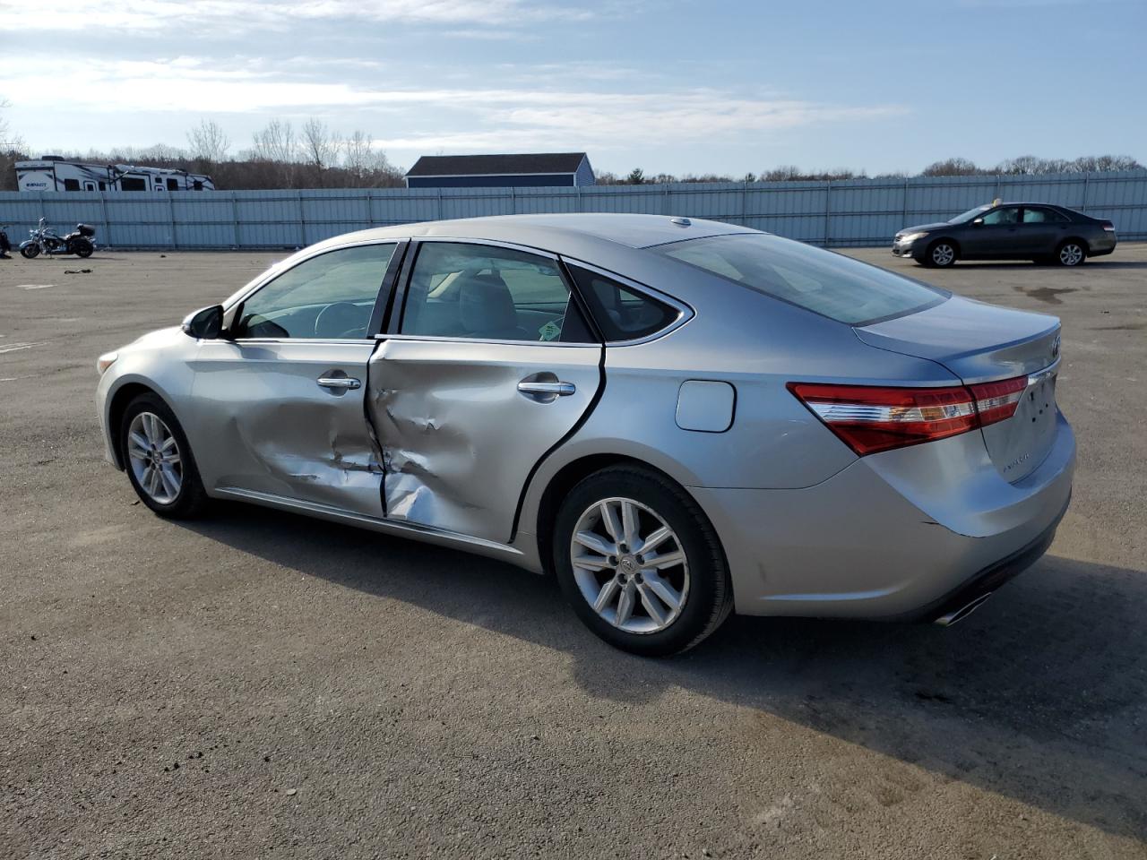 2015 Toyota Avalon - Image 2