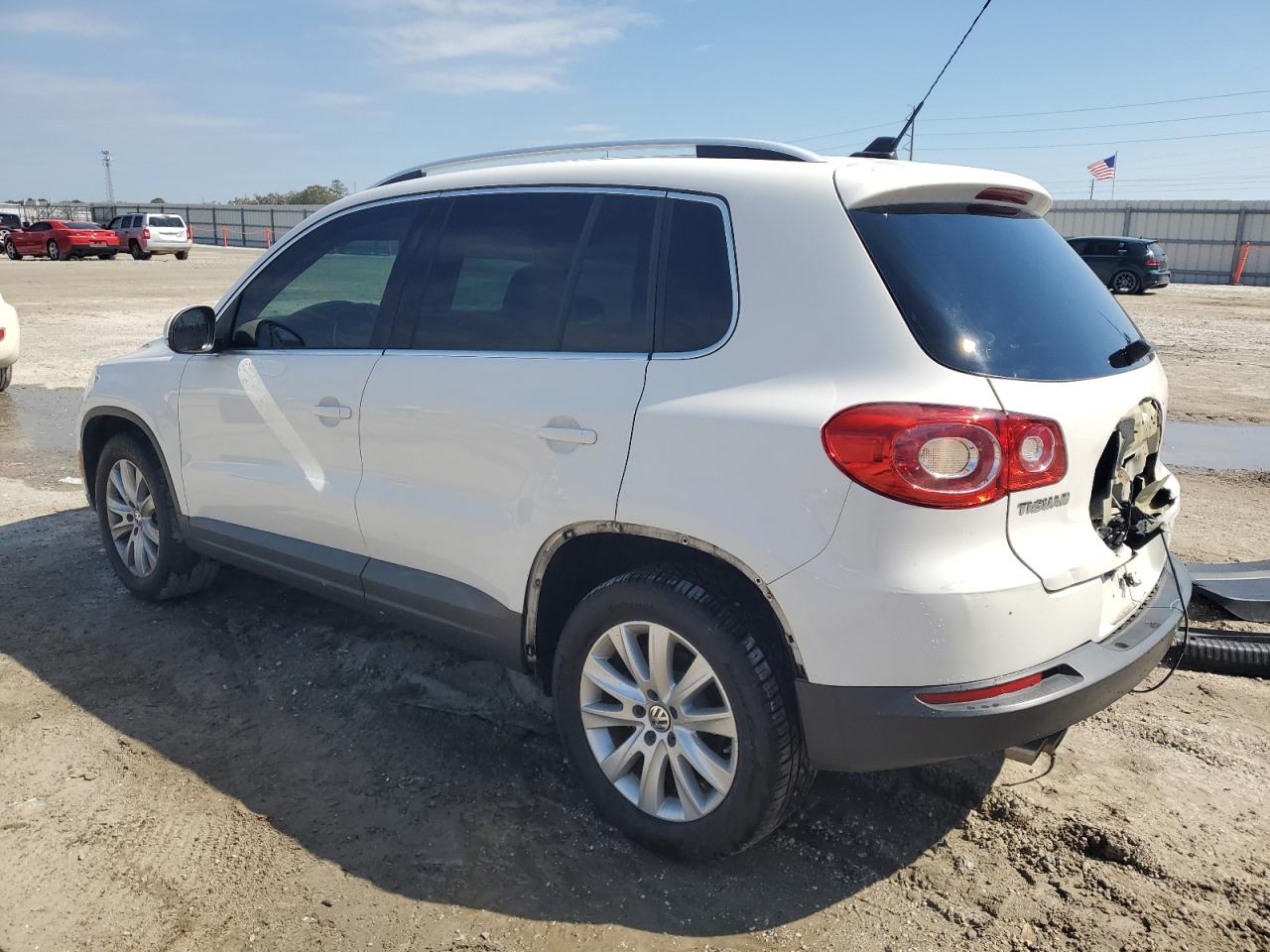 2010 Volkswagen Tiguan - Image 2