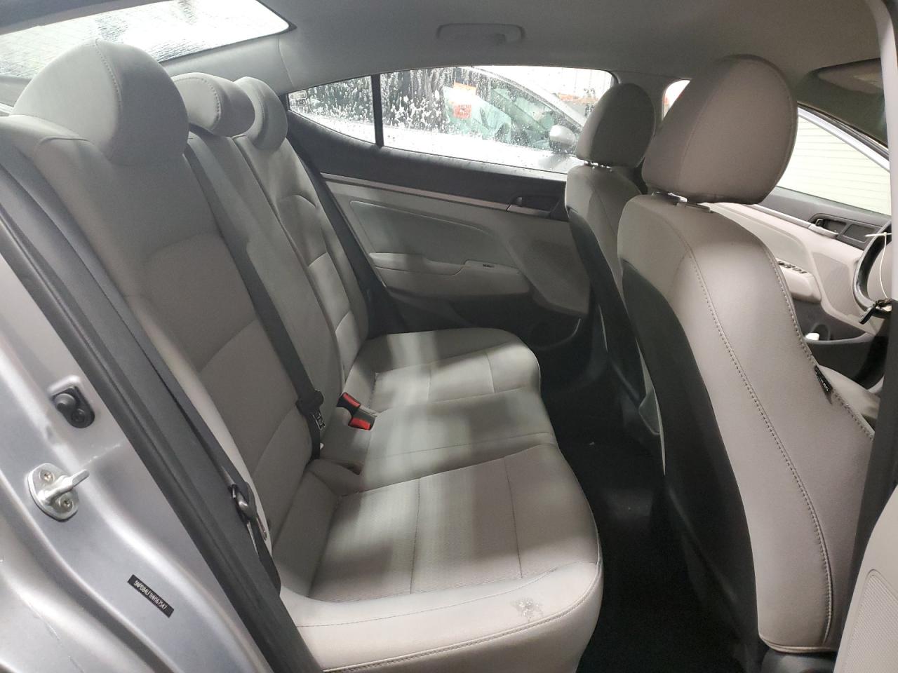 2017 Hyundai Elantra - Image 10