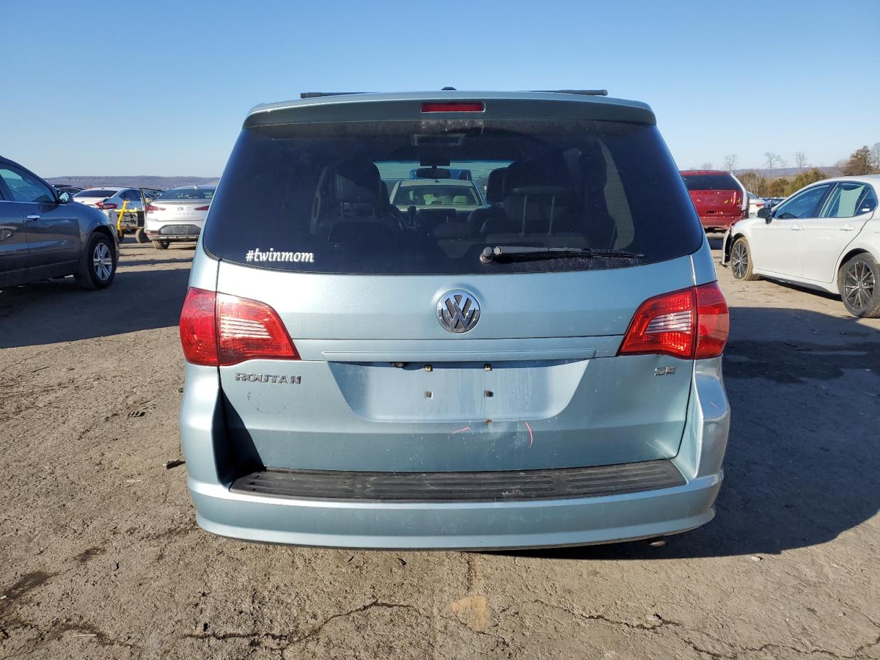 2010 Volkswagen Routan - Image 6
