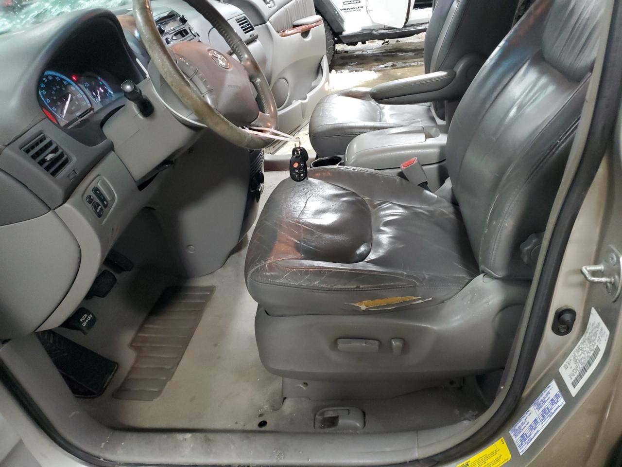2004 Toyota Sienna - Image 7