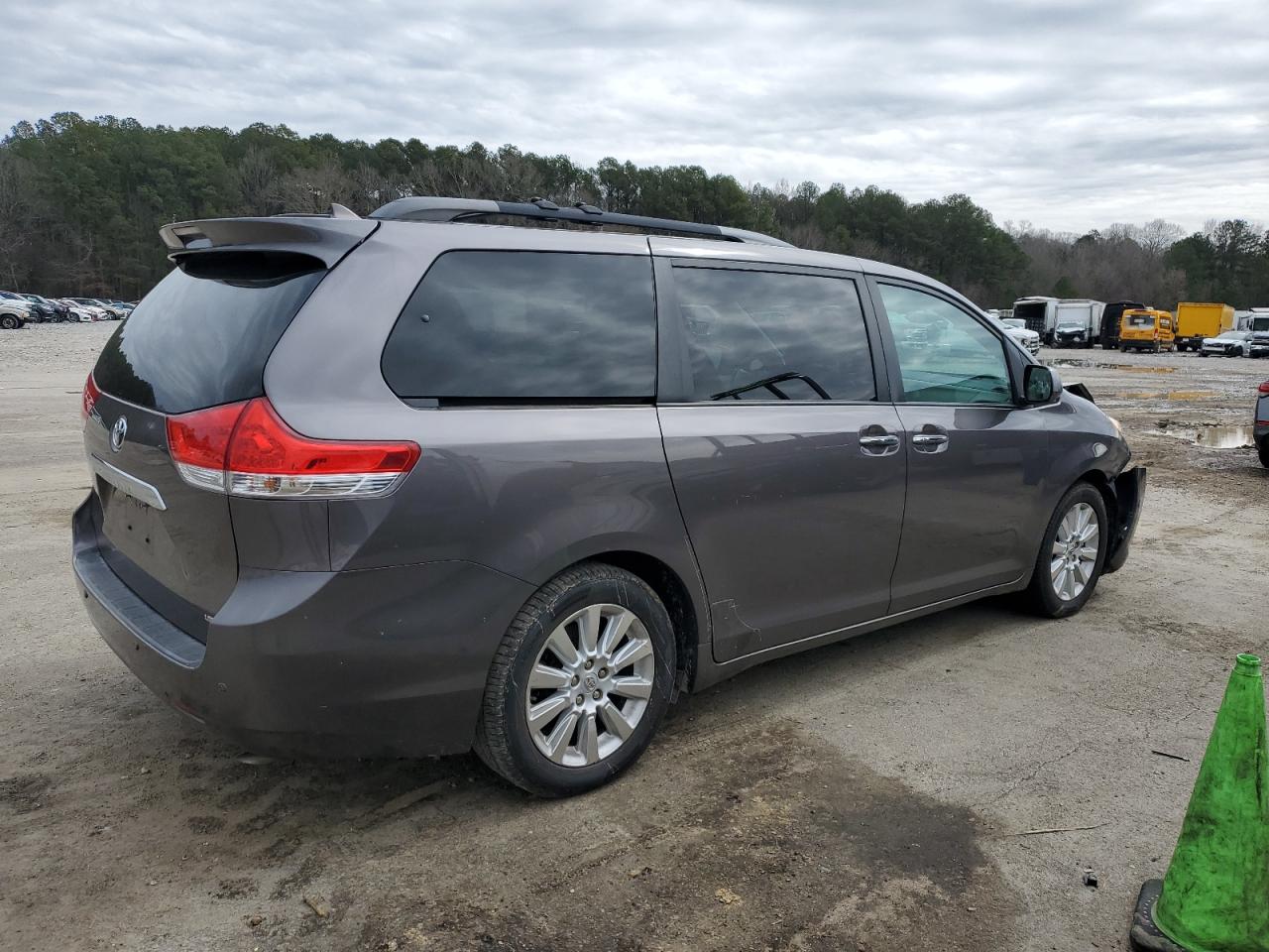 2011 Toyota Sienna - Image 3